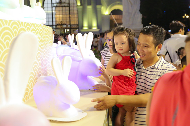 Dân Hà Nội đổ xô đi ngắm mặt trăng siêu khổng lồ dịp Trung thu ảnh 8