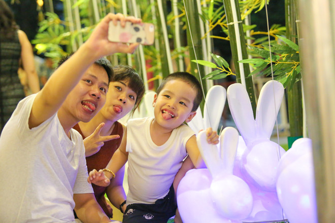 Dân Hà Nội đổ xô đi ngắm mặt trăng siêu khổng lồ dịp Trung thu ảnh 9