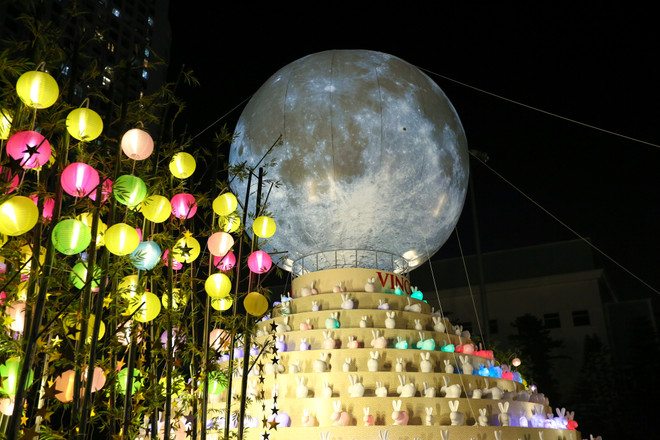 Dân Hà Nội đổ xô đi ngắm mặt trăng siêu khổng lồ dịp Trung thu ảnh 4