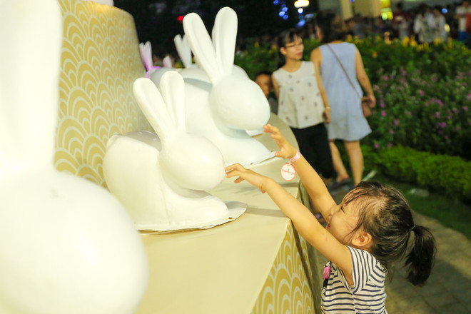 Dân Hà Nội đổ xô đi ngắm mặt trăng siêu khổng lồ dịp Trung thu ảnh 7