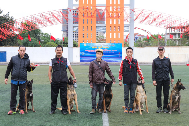 Thót tim với những màn 'thao diễn' của chó Béc Bỉ ngàn đô ảnh 2