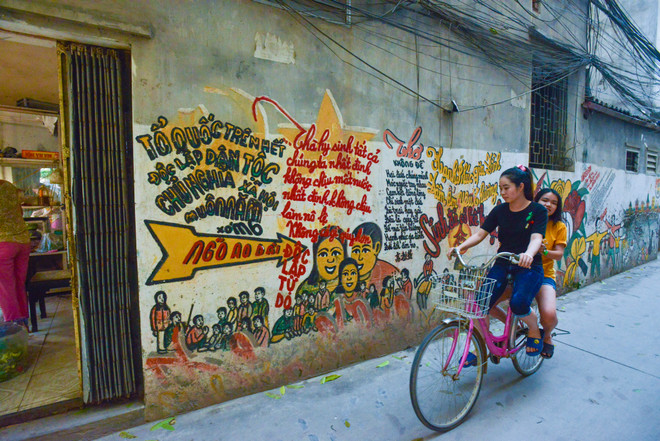 Khám phá những bích họa có một không hai trong con ngõ nhỏ Hà Nội ảnh 1