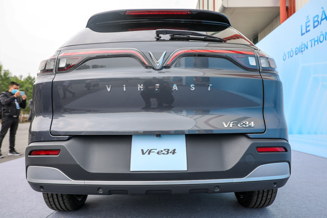 Chi tiết mẫu ôtô điện VinFast VF e34 mới bàn giao cho người dùng Việt ảnh 11