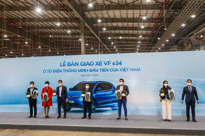 Chi tiết mẫu ôtô điện VinFast VF e34 mới bàn giao cho người dùng Việt ảnh 2