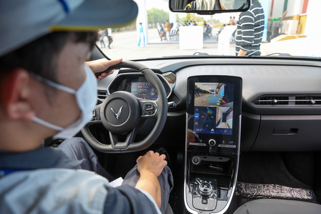 Chi tiết mẫu ôtô điện VinFast VF e34 mới bàn giao cho người dùng Việt ảnh 24