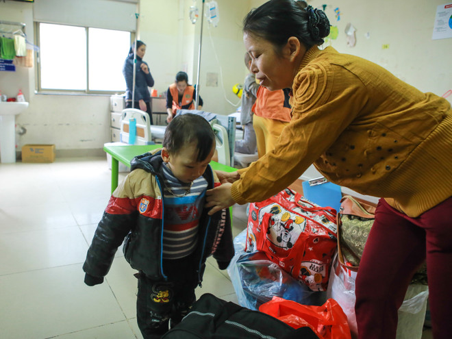 Xúc động chuyến xe cuối năm chở bệnh nhi về quê ăn Tết ảnh 1