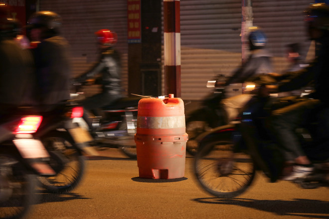 [Photo] Phân làn đường bằng thùng phuy: "Sáng kiến" chỉ có ở Hà Nội ảnh 11