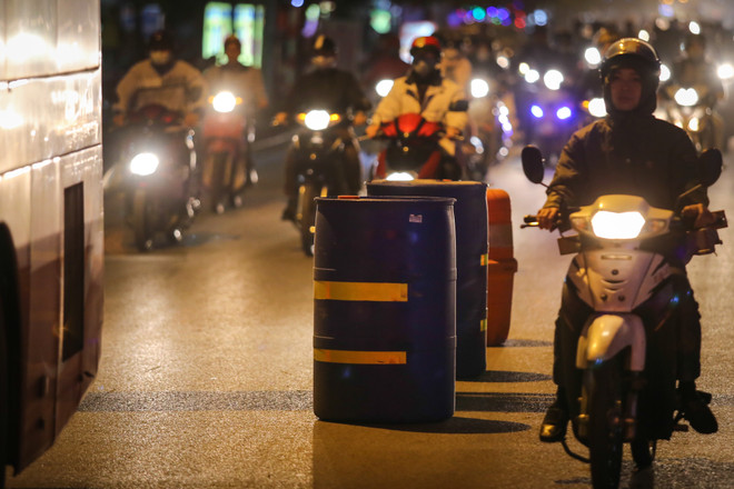 [Photo] Phân làn đường bằng thùng phuy: "Sáng kiến" chỉ có ở Hà Nội ảnh 10