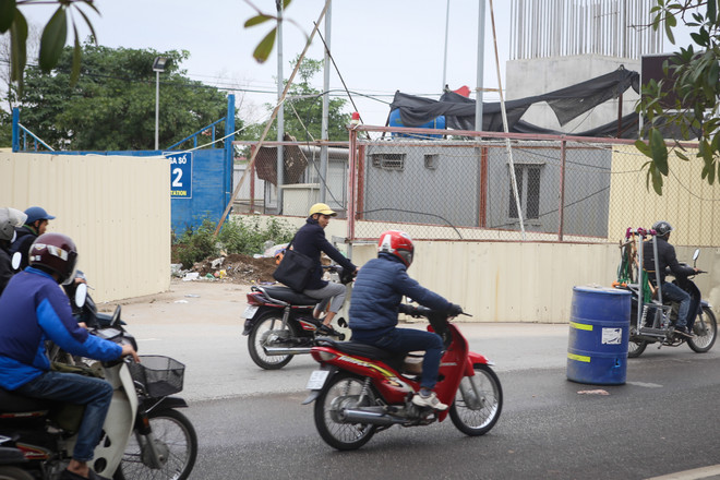 [Photo] Phân làn đường bằng thùng phuy: "Sáng kiến" chỉ có ở Hà Nội ảnh 4