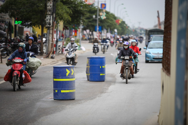 [Photo] Phân làn đường bằng thùng phuy: "Sáng kiến" chỉ có ở Hà Nội ảnh 1