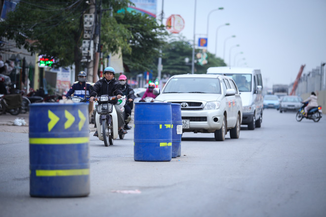 [Photo] Phân làn đường bằng thùng phuy: "Sáng kiến" chỉ có ở Hà Nội ảnh 2