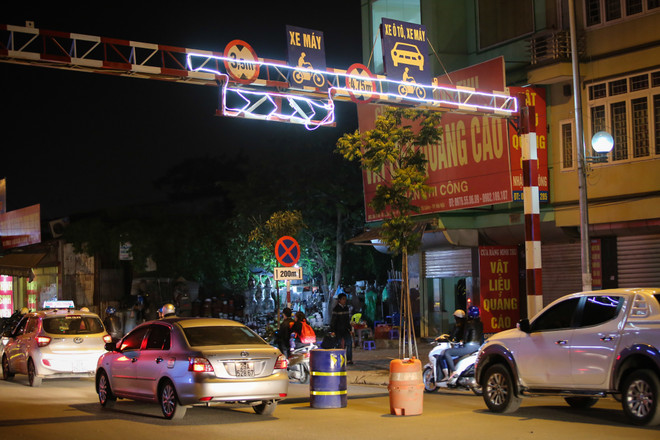 [Photo] Phân làn đường bằng thùng phuy: "Sáng kiến" chỉ có ở Hà Nội ảnh 12