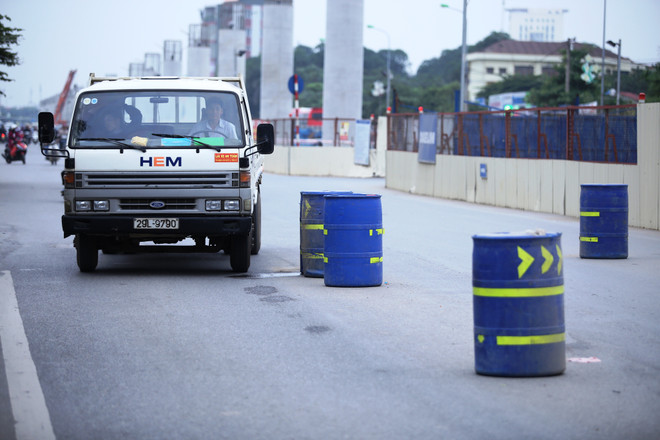 [Photo] Phân làn đường bằng thùng phuy: "Sáng kiến" chỉ có ở Hà Nội ảnh 7