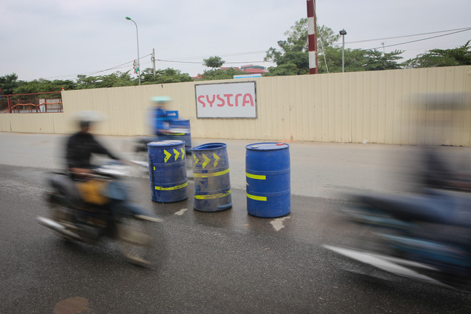 [Photo] Phân làn đường bằng thùng phuy: "Sáng kiến" chỉ có ở Hà Nội ảnh 5