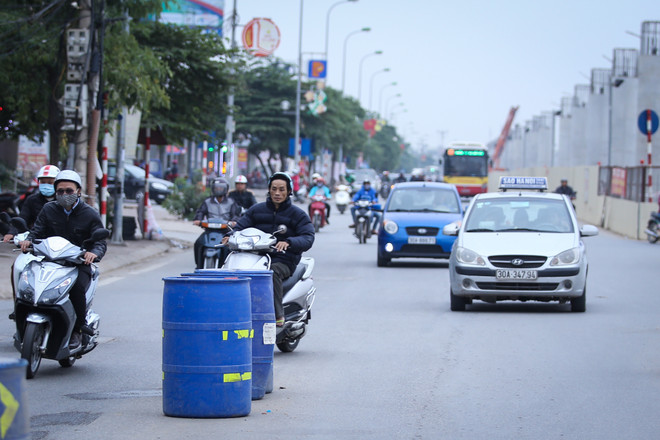 [Photo] Phân làn đường bằng thùng phuy: "Sáng kiến" chỉ có ở Hà Nội ảnh 6