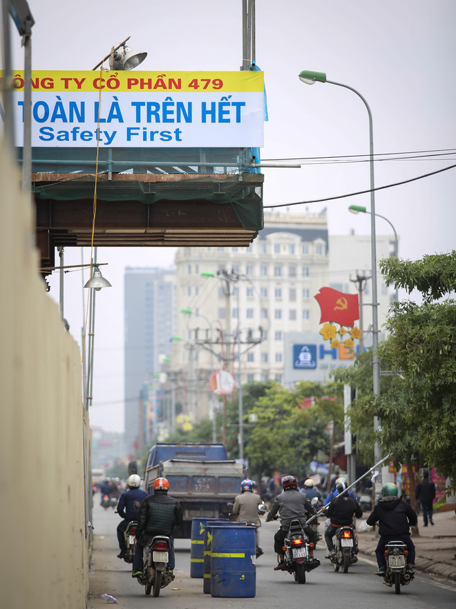 [Photo] Phân làn đường bằng thùng phuy: "Sáng kiến" chỉ có ở Hà Nội ảnh 9