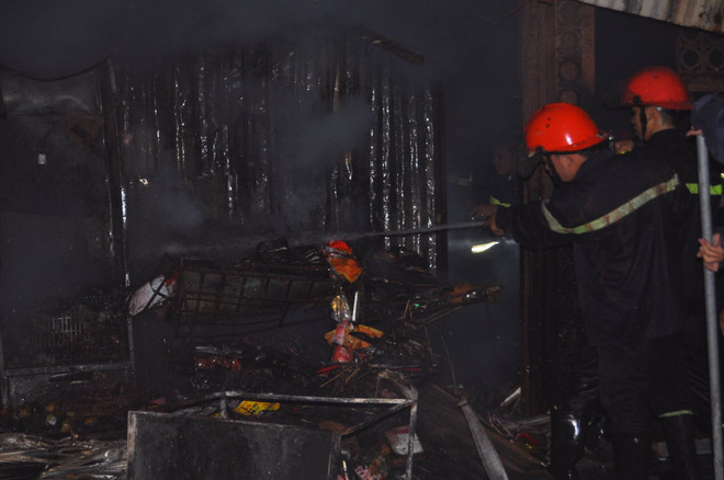 Hà Nội: Chợ Cầu Diễn "bốc hỏa" giữa đêm, có thể do chập điện ảnh 6