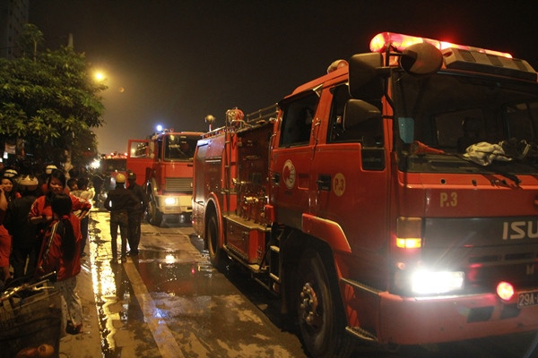 Hà Nội: Chợ Cầu Diễn "bốc hỏa" giữa đêm, có thể do chập điện ảnh 7