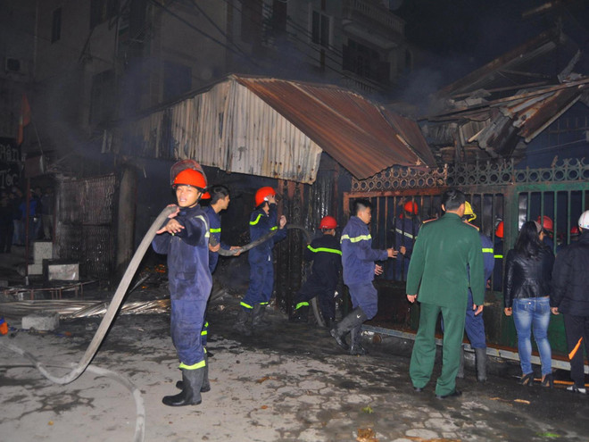 Hà Nội: Chợ Cầu Diễn "bốc hỏa" giữa đêm, có thể do chập điện ảnh 1