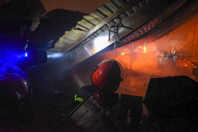 Hà Nội: Người dân Dương Nội náo loạn vì cháy xưởng gỗ lớn ảnh 2