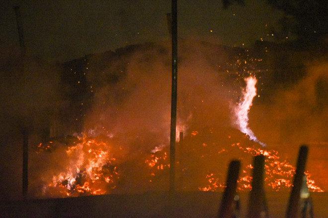 Hà Nội: Người dân Dương Nội náo loạn vì cháy xưởng gỗ lớn ảnh 1