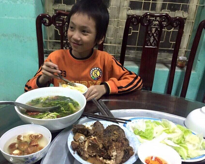 Hà Nội: CSGT tìm người thân của bé trai 10 tuổi lạc đường lúc nửa đêm ảnh 1