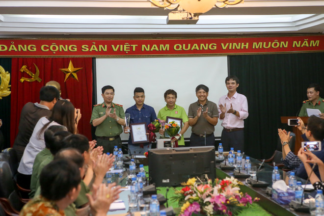Các tác giả đoạt giải Nhì cuộc thi. (Ảnh: Minh Sơn/Vietnam+) Trao giải Nhất cuộc thi ảnh chiến sỹ công an "Vì bình yên cuộc sống" ảnh 5