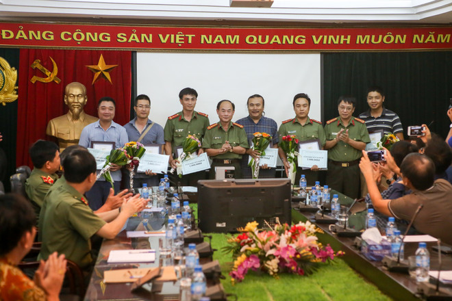 Các tác giả giành giải Khuyến khích của cuộc thi. (Ảnh: Minh Sơn/Vietnam+) Trao giải Nhất cuộc thi ảnh chiến sỹ công an "Vì bình yên cuộc sống" ảnh 3