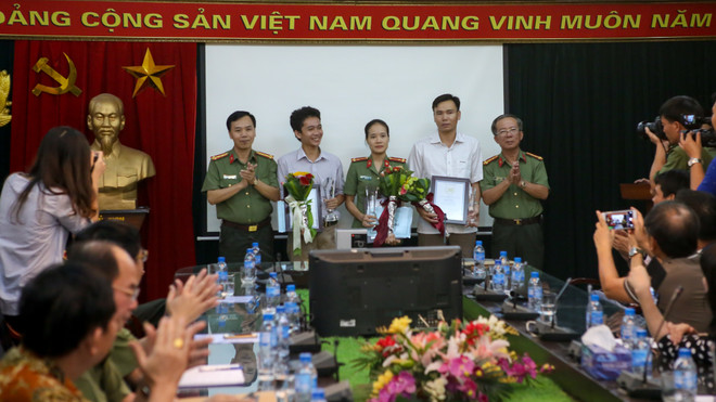 Các tác giải đoạt giải Ba cuộc thi. (Ảnh: Minh Sơn/Vietnam+) Trao giải Nhất cuộc thi ảnh chiến sỹ công an "Vì bình yên cuộc sống" ảnh 4