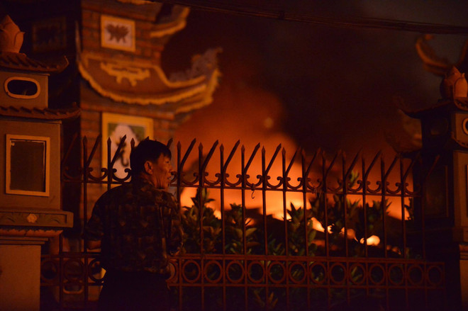 [Photo] Cháy lớn ở Hà Đông, một gara ôtô bị thiêu rụi ảnh 2