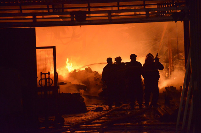 [Photo] Cháy lớn ở Hà Đông, một gara ôtô bị thiêu rụi ảnh 3