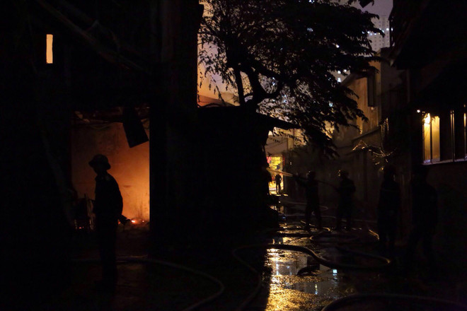 [Photo] Cháy lớn ở Hà Đông, một gara ôtô bị thiêu rụi ảnh 10