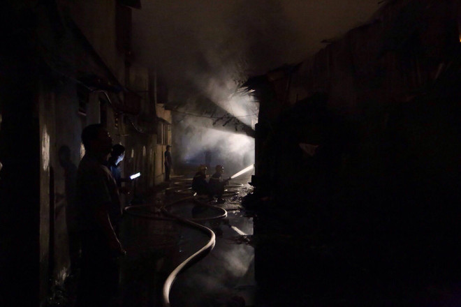 [Photo] Cháy lớn ở Hà Đông, một gara ôtô bị thiêu rụi ảnh 13