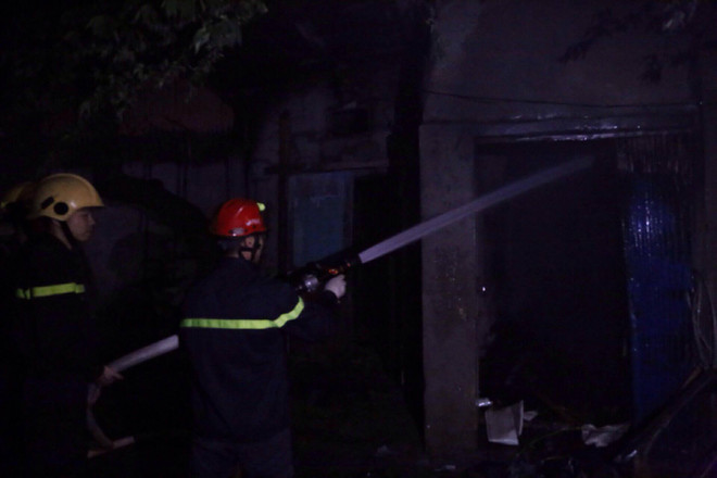 [Photo] Cháy lớn ở Hà Đông, một gara ôtô bị thiêu rụi ảnh 12