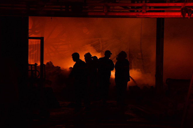 [Photo] Cháy lớn ở Hà Đông, một gara ôtô bị thiêu rụi ảnh 6