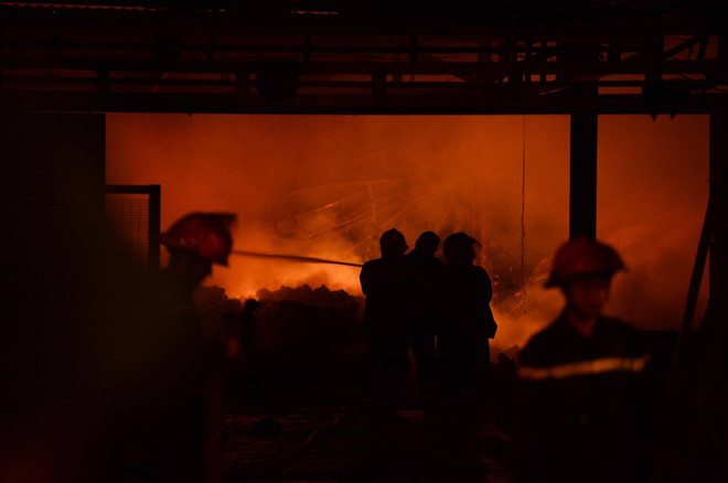 [Photo] Cháy lớn ở Hà Đông, một gara ôtô bị thiêu rụi ảnh 7