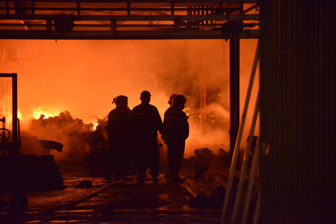 [Photo] Cháy lớn ở Hà Đông, một gara ôtô bị thiêu rụi ảnh 5