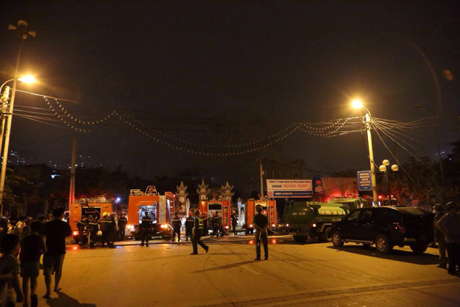 [Photo] Cháy lớn ở Hà Đông, một gara ôtô bị thiêu rụi ảnh 8