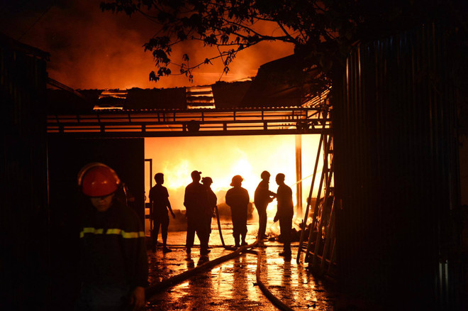 [Photo] Cháy lớn ở Hà Đông, một gara ôtô bị thiêu rụi ảnh 1