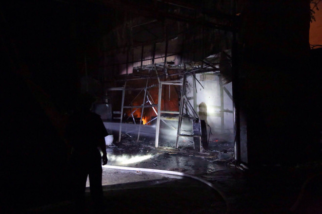 [Photo] Cháy lớn ở Hà Đông, một gara ôtô bị thiêu rụi ảnh 11