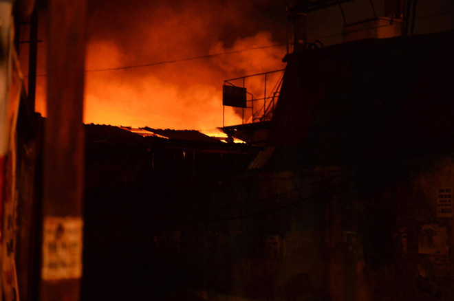 [Photo] Cháy lớn ở Hà Đông, một gara ôtô bị thiêu rụi ảnh 4