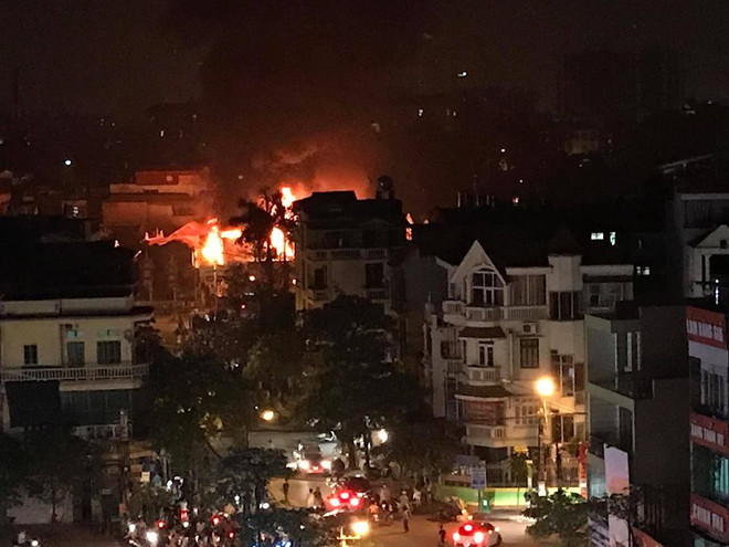 Hà Nội: Một gara ôtô ở Hà Đông cháy dữ dội trong đêm ảnh 2