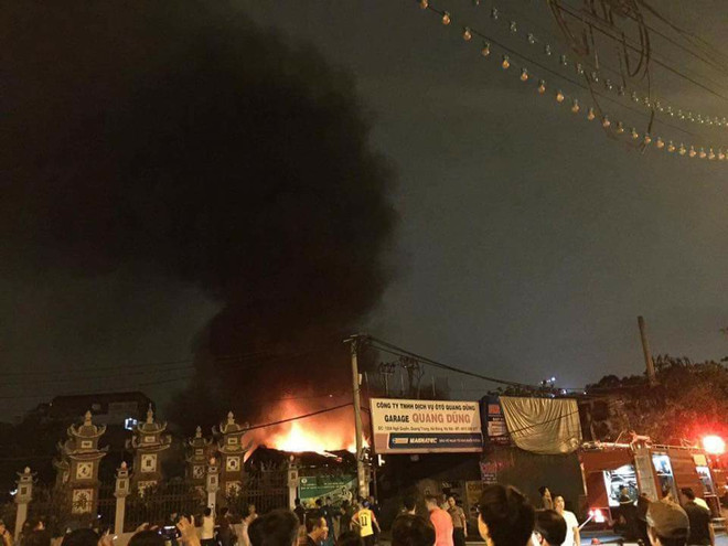 Hà Nội: Một gara ôtô ở Hà Đông cháy dữ dội trong đêm ảnh 1