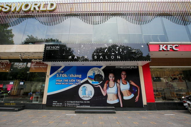 Hàng quán vẫn nhộn nhịp đón khách sau lệnh cưỡng chế mương Nghĩa Đô ảnh 7