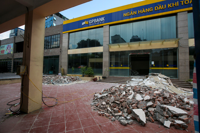 Hàng quán vẫn nhộn nhịp đón khách sau lệnh cưỡng chế mương Nghĩa Đô ảnh 3