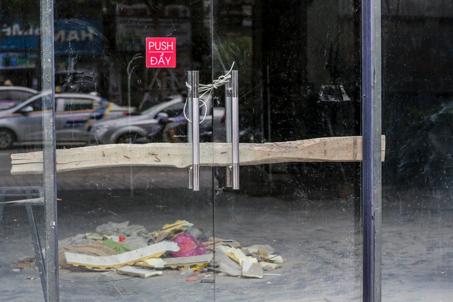 Hàng quán vẫn nhộn nhịp đón khách sau lệnh cưỡng chế mương Nghĩa Đô ảnh 12