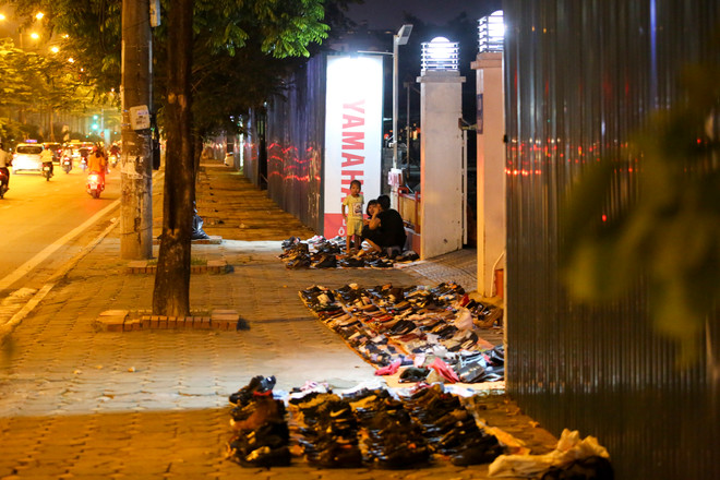 Hàng quán vẫn nhộn nhịp đón khách sau lệnh cưỡng chế mương Nghĩa Đô ảnh 9