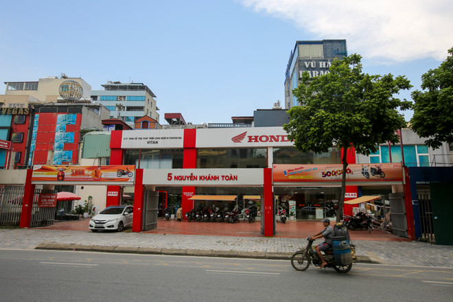 Hàng quán vẫn nhộn nhịp đón khách sau lệnh cưỡng chế mương Nghĩa Đô ảnh 13