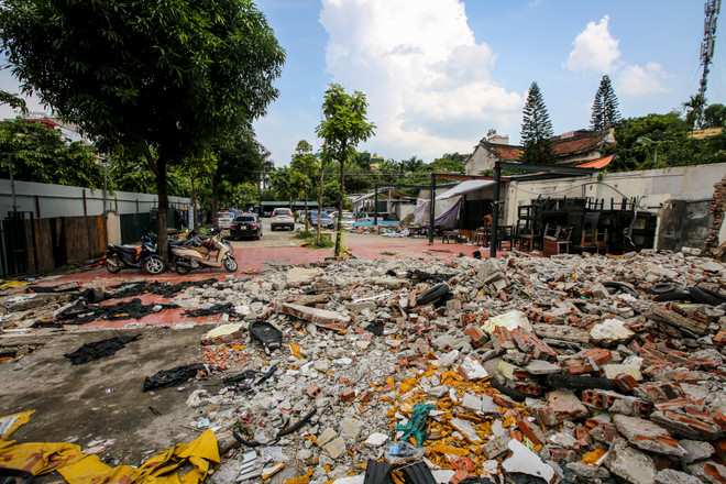 Hàng quán vẫn nhộn nhịp đón khách sau lệnh cưỡng chế mương Nghĩa Đô ảnh 2