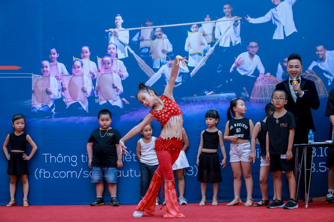 300 bạn nhỏ tham gia tuyển chọn vở đại vũ kịch "Sắc màu tuổi thơ" ảnh 12